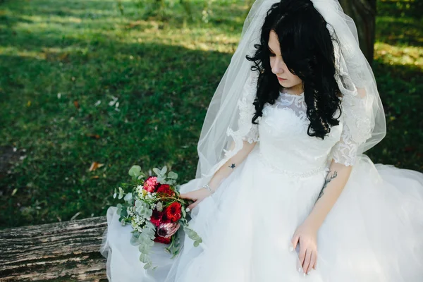 Giovane bella sposa — Foto Stock