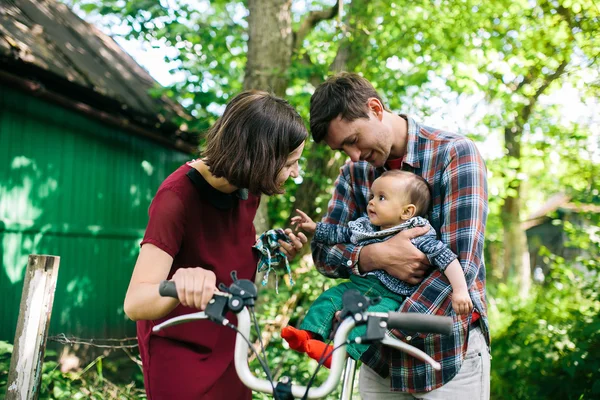 Junge Familie mit Kind in der Natur — Stockfoto