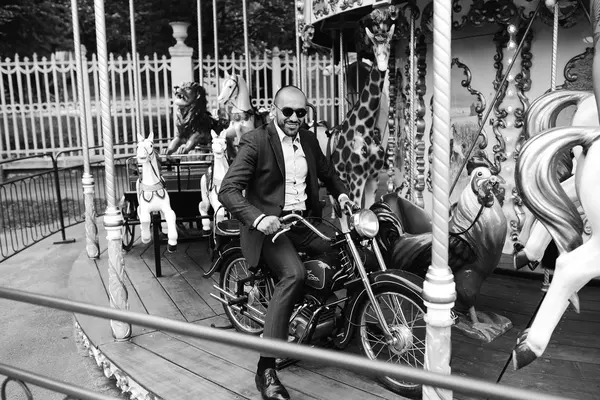 Mann sitzt am Motorrad auf dem Karussell — Stockfoto