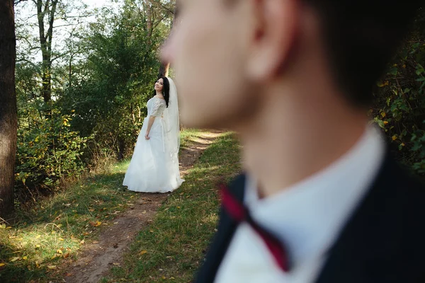 Brudgummen väntar på bruden — Stockfoto