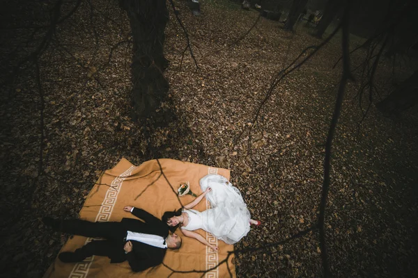 Couple lying down — Stock Photo, Image