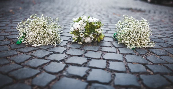 Wedding bouquet on the paving stones — Stock Photo, Image