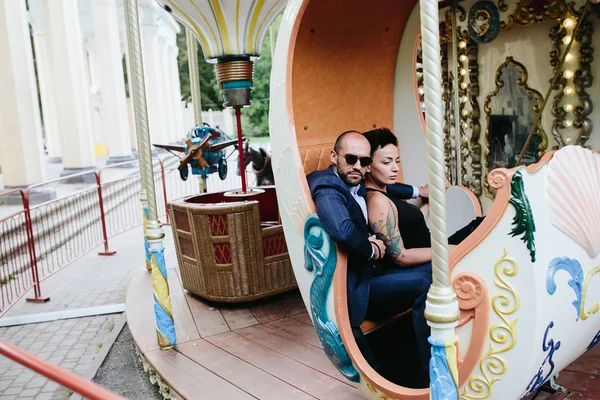 Dospělý muž a žena na karuselu — Stock fotografie