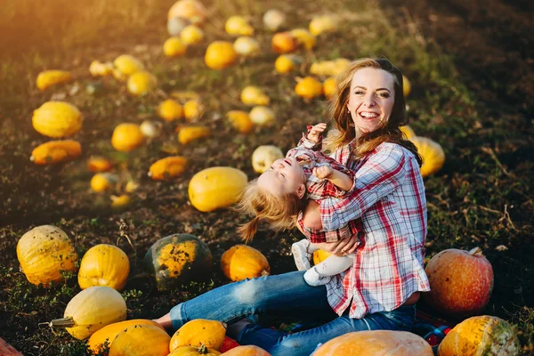 Madre che gioca con sua figlia — Foto Stock