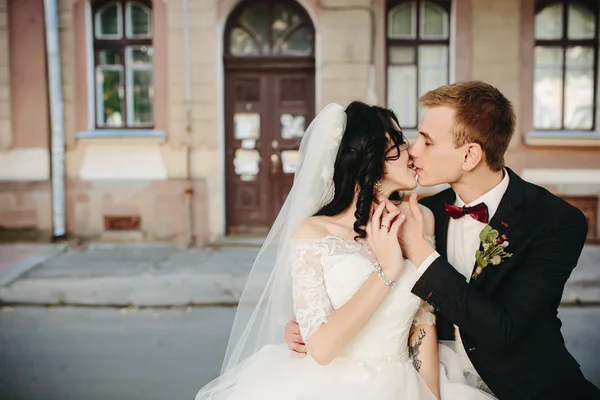 Невеста и жених позируют на улицах — стоковое фото