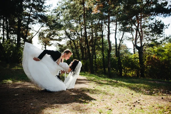 Krásné svatební pár pózuje — Stock fotografie
