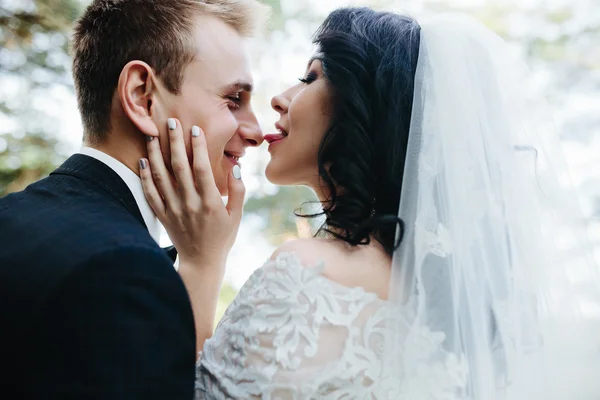 Brudparet nära varandra — Stockfoto