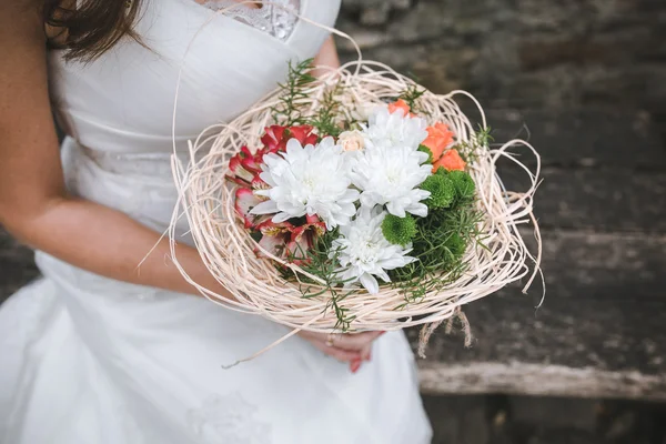 Mariée tenant bouquet de mariage — Photo