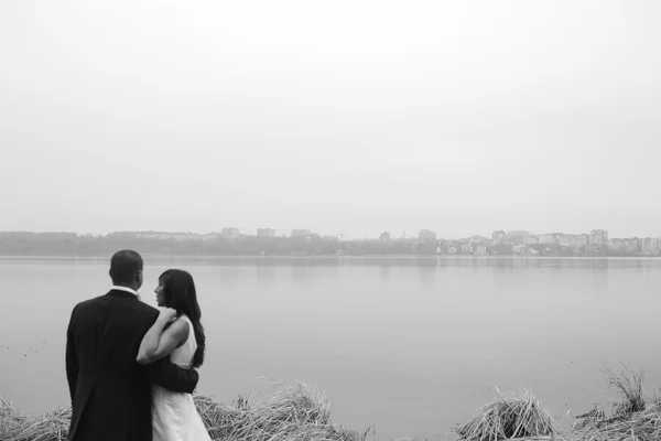 Casamento casal na margem do lago — Fotografia de Stock