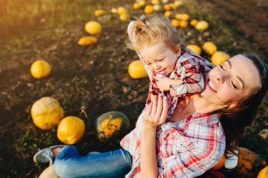 Anne kızıyla oynuyor.