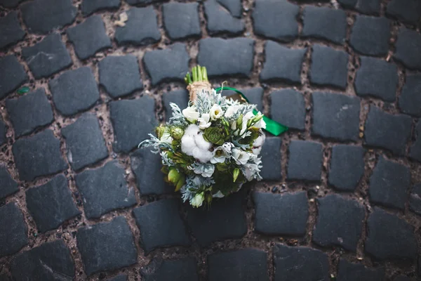 Wedding bouquet on the paving stones — Stock Photo, Image