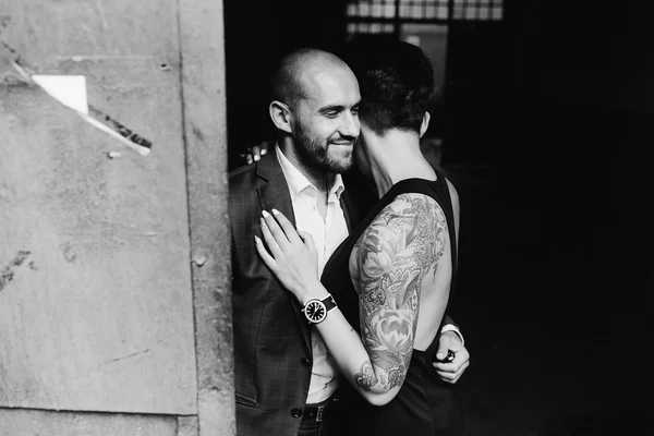 Man and woman hugging in the doorway — Stock Photo, Image