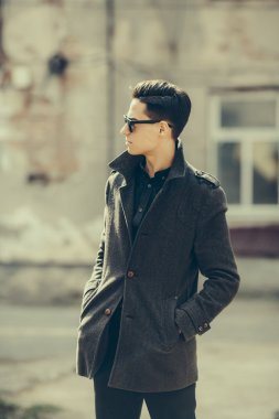 genç yakışıklı bir adamla