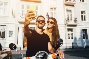 Hoş bir çift selfie bir scooter üzerinde olun.