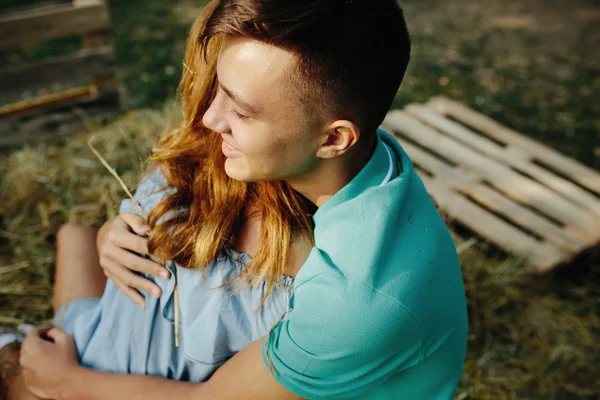 Uomo e donna si divertono nel parco — Foto Stock