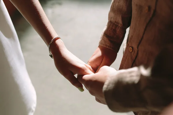 Glückliches Paar hält Händchen — Stockfoto