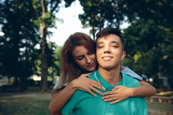 Ember magában hordozza egy lány a hátán — Stock Fotó