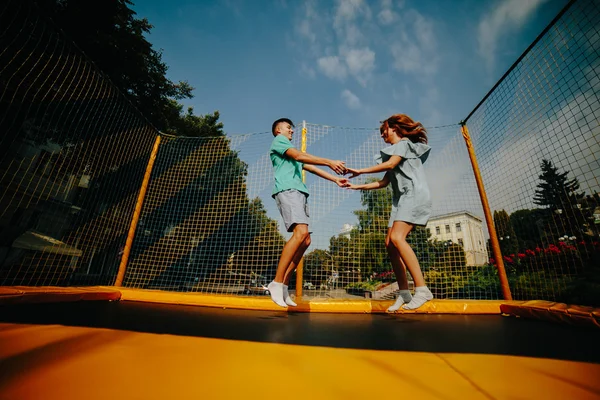 Пара прыжков на батуте в парке — стоковое фото