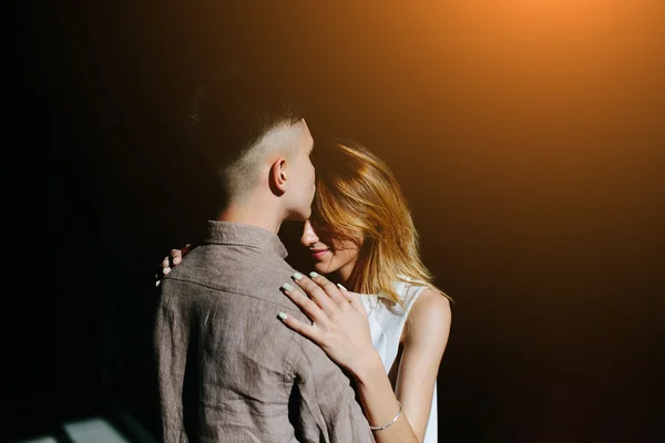 Casal de frente um para o outro — Fotografia de Stock