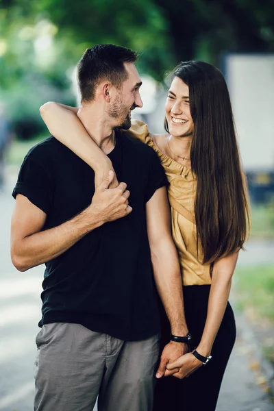 Junger Mann und Frau im Park — Stockfoto