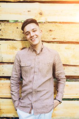 yakışıklı olan ahşap duvar arka plan üzerinde