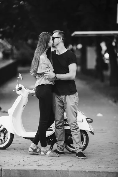 Casal bonito com sua scooter — Fotografia de Stock