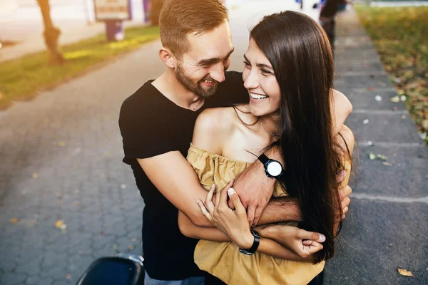 Belo jovem casal faz selfie — Fotografia de Stock