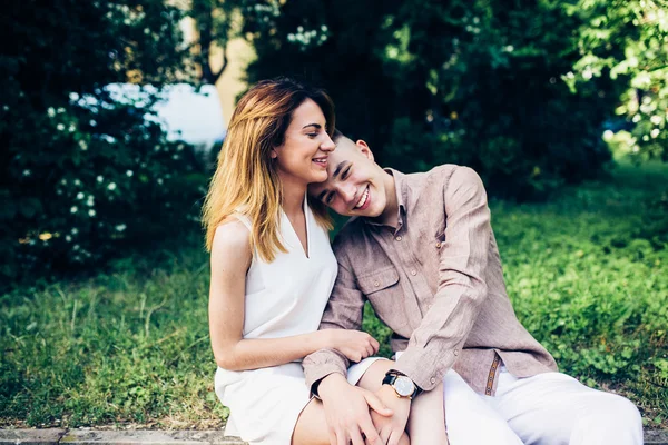 Uomo e donna nel parco — Foto Stock