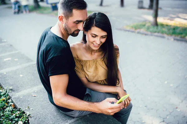 Пара смотрит что-то на смартфоне — стоковое фото