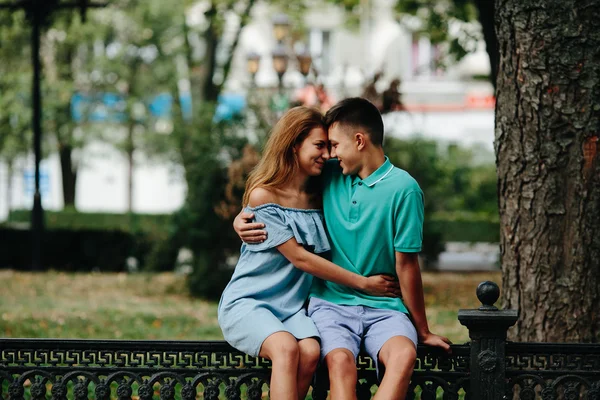 Man en meisje in het park — Stockfoto