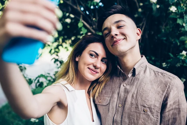 Hombre y mujer hacen selfie — Foto de Stock