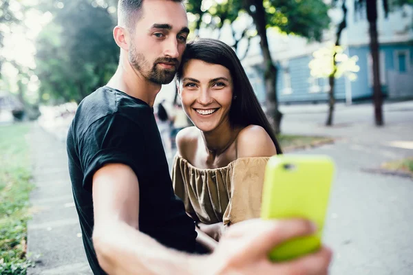 Krásný mladý pár je selfie — Stock fotografie