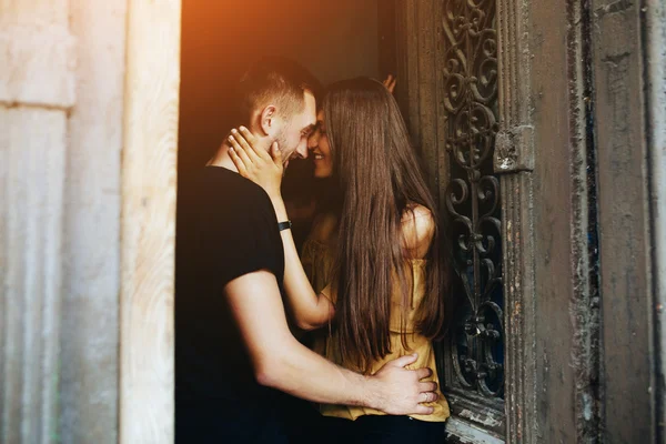 Casal posando na porta — Fotografia de Stock