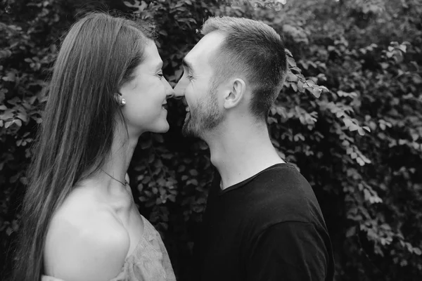 Hombre y mujer en el parque — Foto de Stock