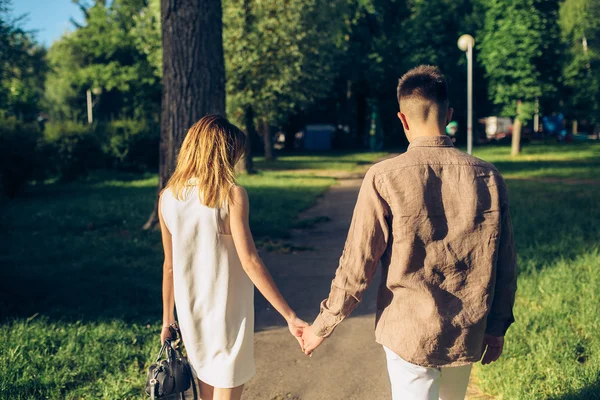 Adam ve kadın parkta yürüyorlar. — Stok fotoğraf