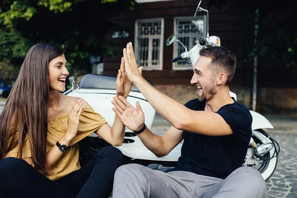 Couple mignon avec leur scooter avoir du plaisir — Photo