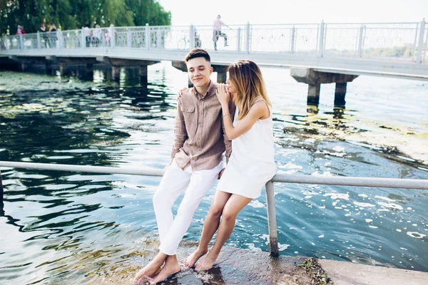 Uomo e donna in posa sul lago — Foto Stock