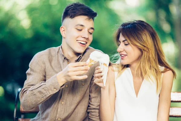 Мужчина и женщина сидят и едят мороженое — стоковое фото