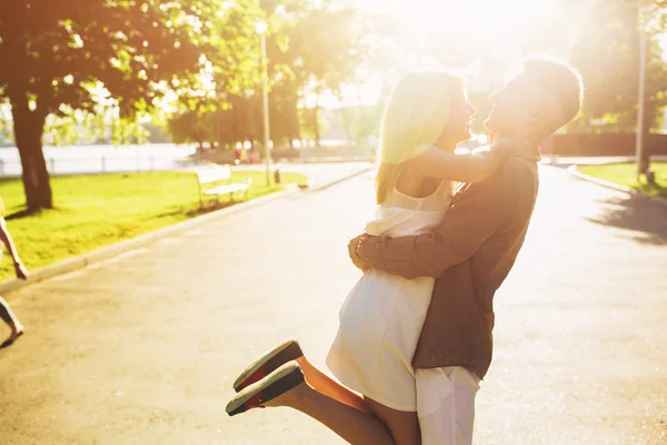 Uomo e donna nel parco — Foto Stock