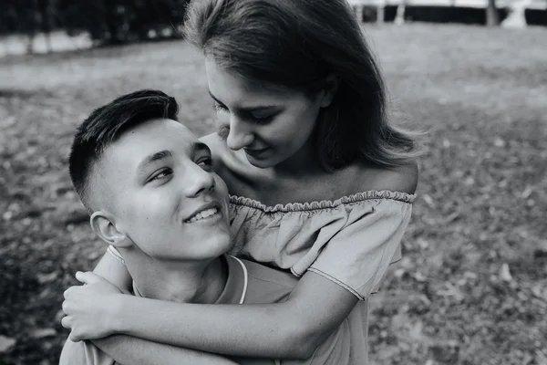 Guy and girl in the park — Stock Photo, Image