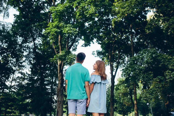 Uomo e donna nel parco — Foto Stock