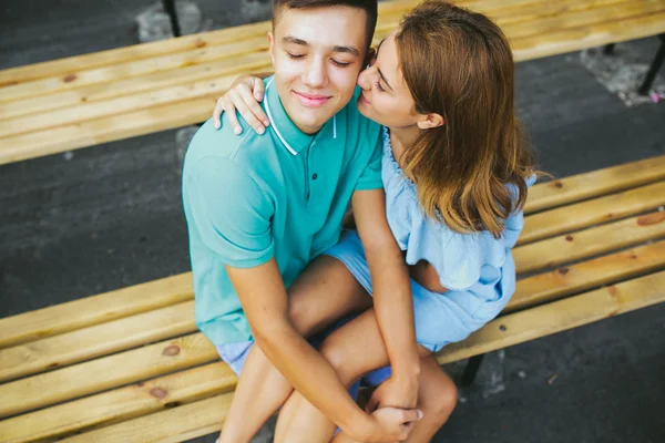 Cara e a menina sentada em um banco — Fotografia de Stock