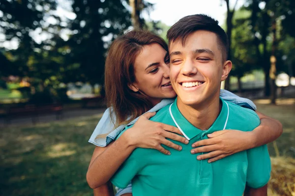 Homem carrega uma menina em suas costas — Fotografia de Stock