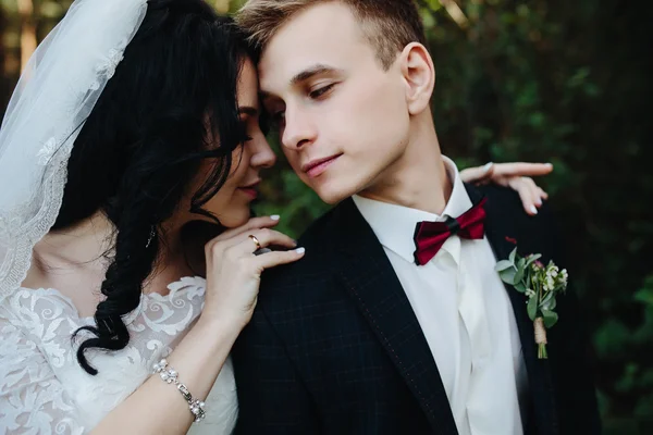 Casal de noivas perto um do outro — Fotografia de Stock