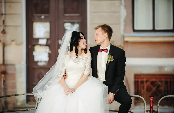 Bride and groom posing on the streets — Stock Photo, Image