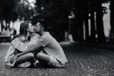 kaldırım Meydanı'nda oturan Çift