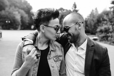 Kadın ve erkek birbirlerine bakıyorlar.