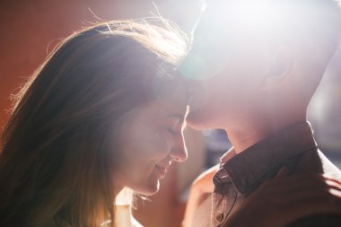 Çift birbirlerine bakacak şekilde