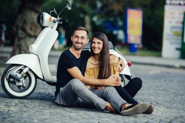 Şirin çift ile onların scooter şehir