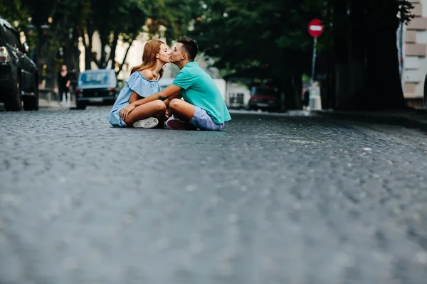 Paret sitter på trottoaren square — Stockfoto